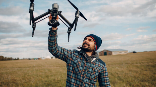 Zdjęcia z powietrza dronem – jaką wiedzę należy zdobyć?